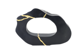 Black ceramic dish with gold裂纹设计 on a white background
